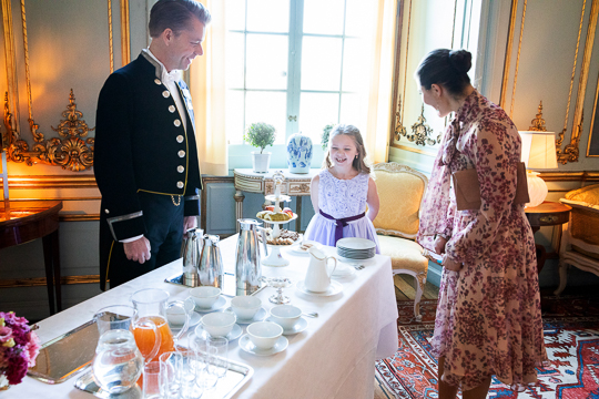 Emilia bjuds på fika under sitt möte med Kronprinsessan.