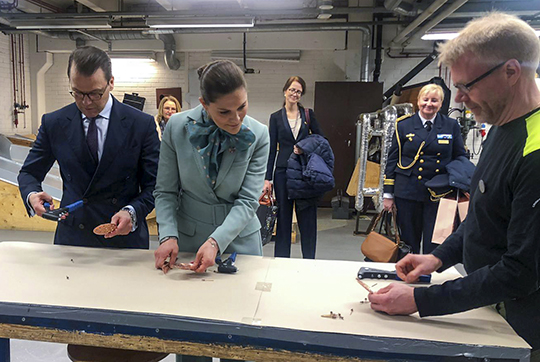 Under besöket på Utbildning Nord fick Kronprinsessparet göra varsin issil som används för att ösa is ur pimpelhålet.