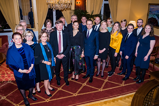 Kronprinsessparet tillsammans med gästerna på residenset i Luleå. Foto: 