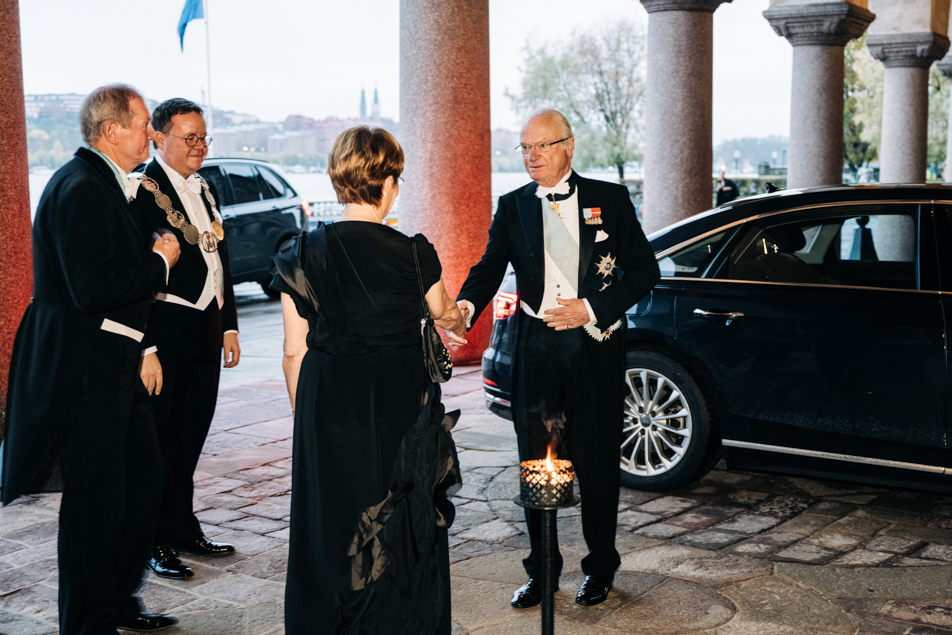 Kungen anländer till Stockholms stadshus.