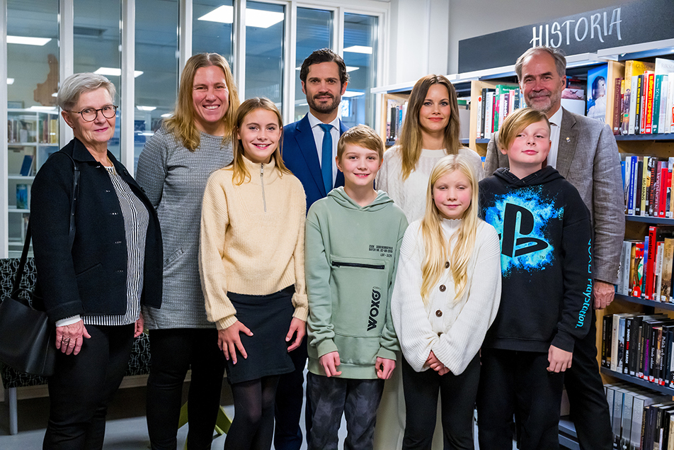 Prinsparet och landshövdingeparet tillsammans med Lucas Persson, Leo Ihmer, Elsa Leverström och Nova Nordqvist från klass 5B samt deras lärare Lina. 
