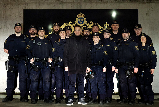 Prins Daniel tillsammans med delar av Malmöpolisen.