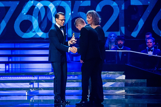 Prins Daniel delar ut priset Årets peppare till Lena Olsson och David Mathiasson från Fritidsbanken.
