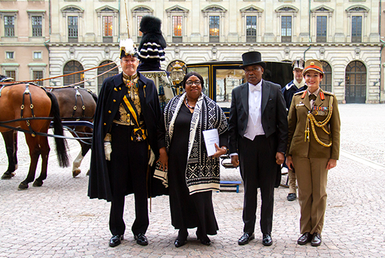 Sydafrikas nyutnämnda ambassadör Brigitte Sylvia Mabandla med följe anländer till Inre borggården på Kungliga slottet. 