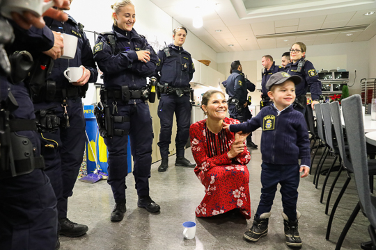 Prins Oscar, som tillsammans med Prinsessan Estelle hade tagit med pepparkakor till polisstationen, fick ett polisemblem och en keps i julklapp av poliserna. 