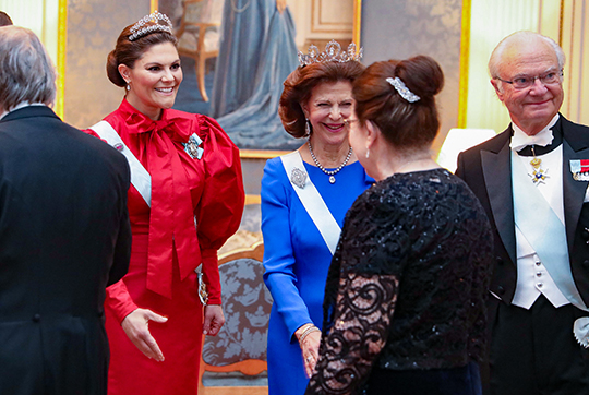 Kungafamiljen tar emot Nobelpristagarna i Prins Bertils våning på Kungl. Slottet.