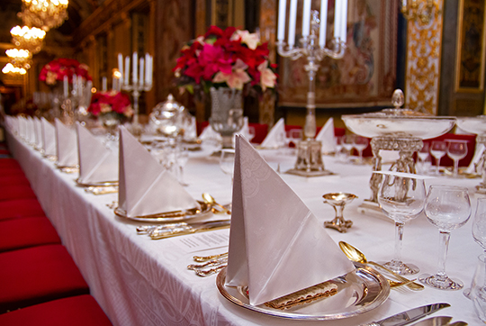 Bordet pryddes med den Brasilianska servisen dekorerad med snittade julstjärnor, odlade vid Ulriksdals slott. 