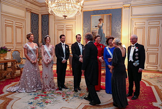 Kungafamiljen tar emot Nobelpristagarna i Prins Bertils våning på Kungl. Slottet. 