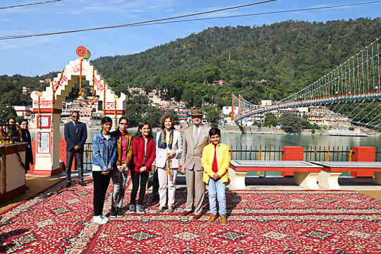 Kungaparet vid Ganges-floden, tillsammans med lokala ungdomar. 