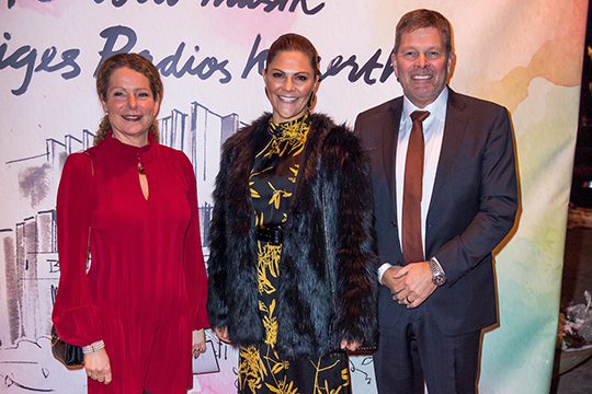 Kronprinsessan togs emot av Lennart Käll, Sveriges radios ordförande och Cilla Benkö, Sveriges radios VD. 