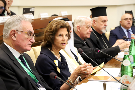 Drottningen håller tal på konferensen "Child Dignity in the Digital World" i Vatikanen. 