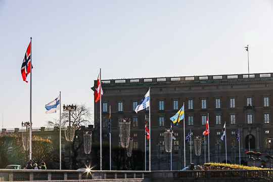 Flaggor vid Norrbro och Kungliga slottet uppmärksammar Nordiska rådets 71:a session.