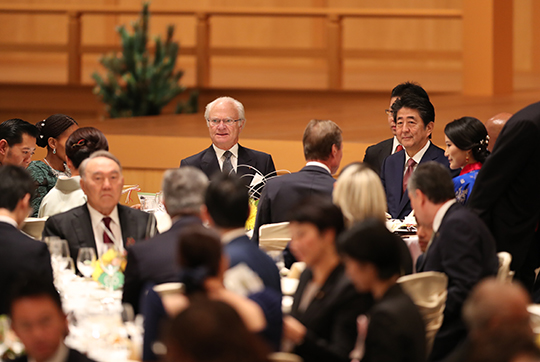 Kungen och premiärminister Abe vid premiärministerns bankett för de utländska gästerna. Foto: Japans regeringskansli