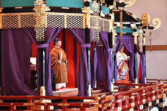 Kejsarparet visade sig i sina respektive paviljonger i Seiden-Matsu-no-Ma efter att hovpersonal fört undan ridåerna framför Kejsaren och Kejsarinnan.