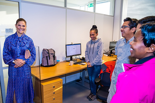 Kronprinsessan tillsammans med på elever på energimyndigheten i Reykjavik. 
