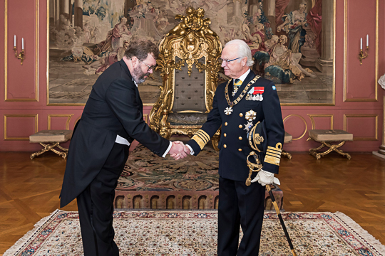 Kungen tillsammans med ambassadör Margus Kolga från Estland. Under audiensen bar Kungen Estlands Vita Stjärnordens storkors med kedja.