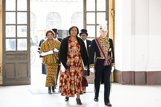 Ambassadör Alice Mashingaidze från Zimbabwe anländer till Kungliga slottet med UD:s introduktör Klas Gierow. 