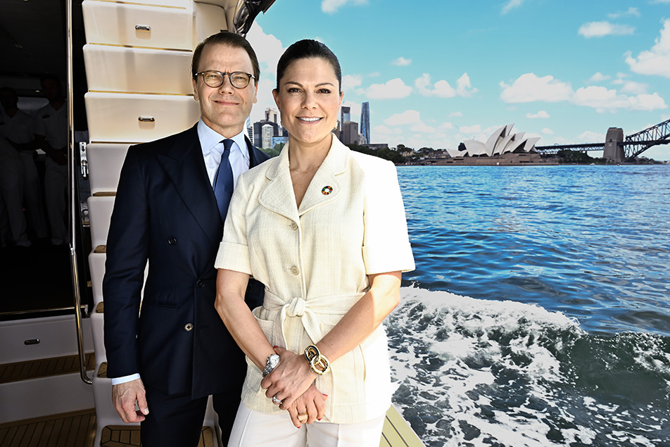 Kronprinsessan och Prins Daniel i Sydneys hamn under transport till flottbasen HMAS Kuttabul. 