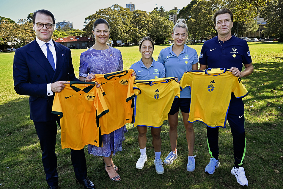 Kronprinsessparet mötte landslagsspelarna Katrina Gorry och Charlotte Grant som till vardags spelar fotboll i allsvenska Vittsjö.