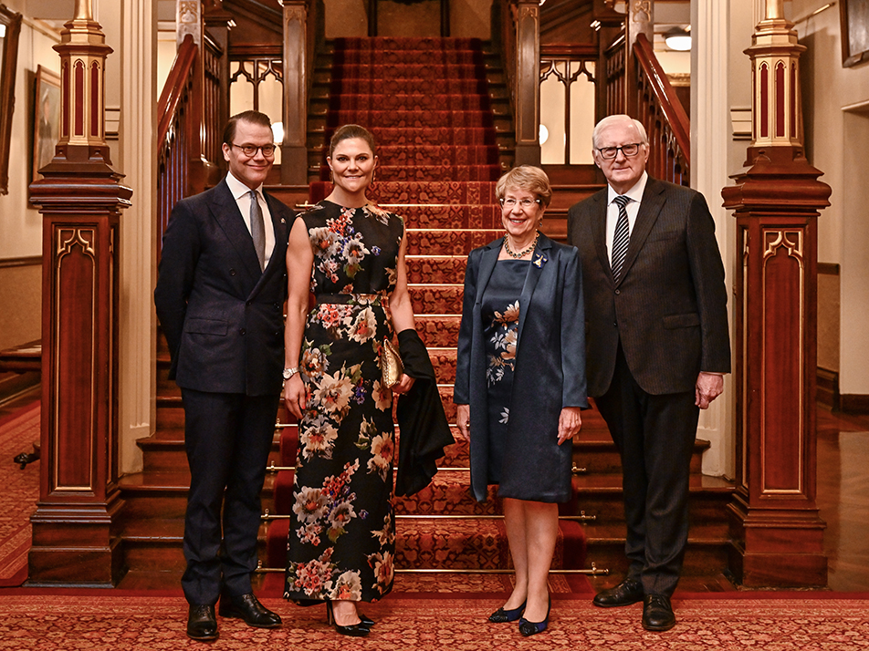 Kronprinsessparet tillsammans med New South Wales delstatsguvernör Margaret Beazley och Dennis Wilson.
