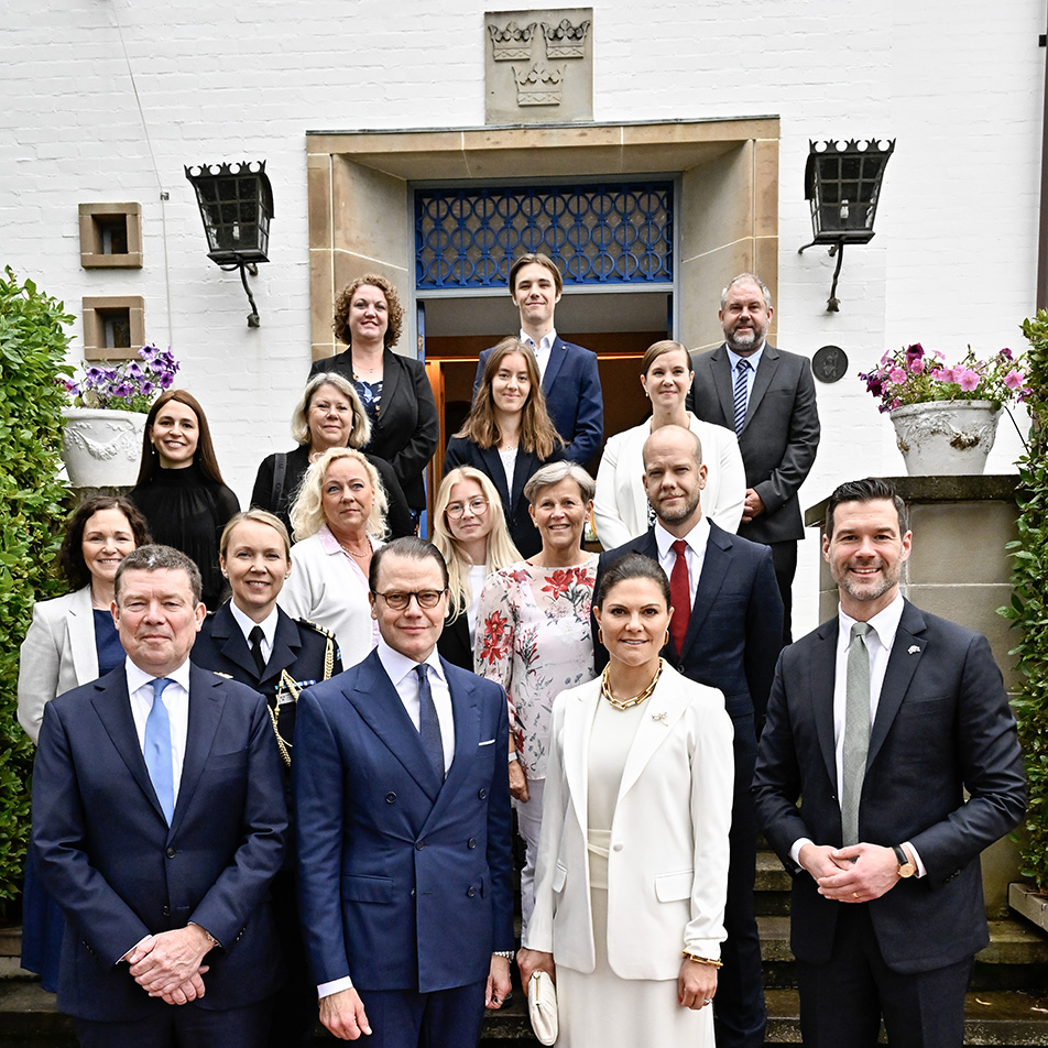 Kronprinsessparet och statsrådet Johan Forssell tillsammans med ambassadör Pontus Melander och personalen vid Sveriges ambassad i Canberra.