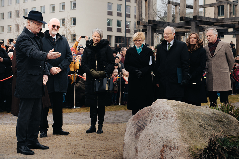 Vid Magnus Ladulås plats avtäckte Kungen en minnessten över jubileumsbesöket.
