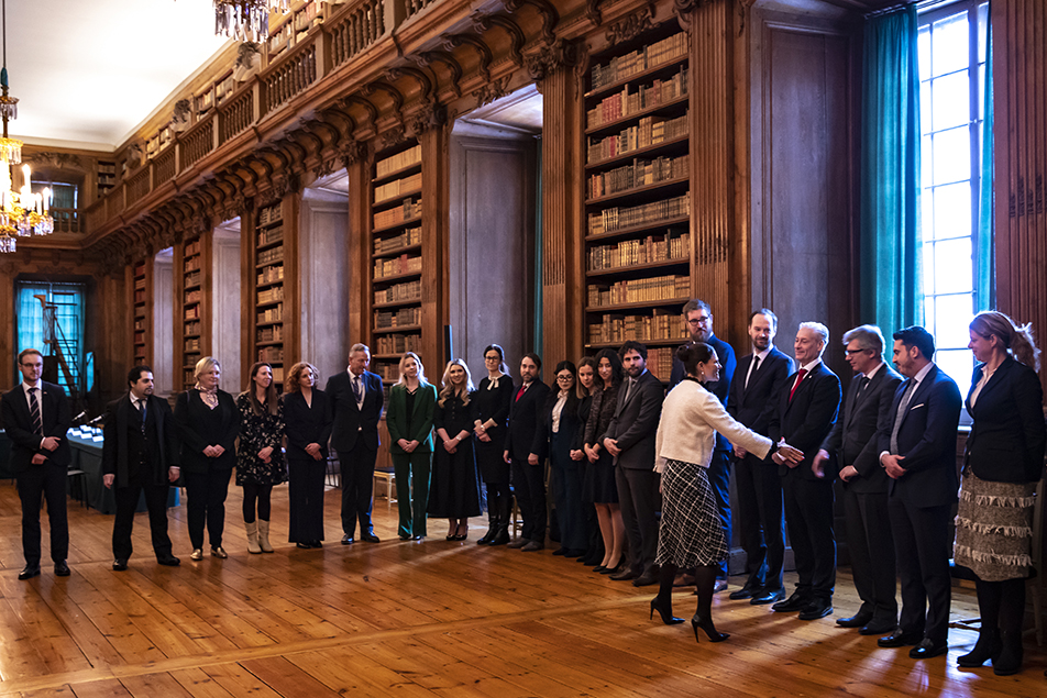 Kronprinsessan hälsar på kommitténs ledamöter i Bernadottebiblioteket. 