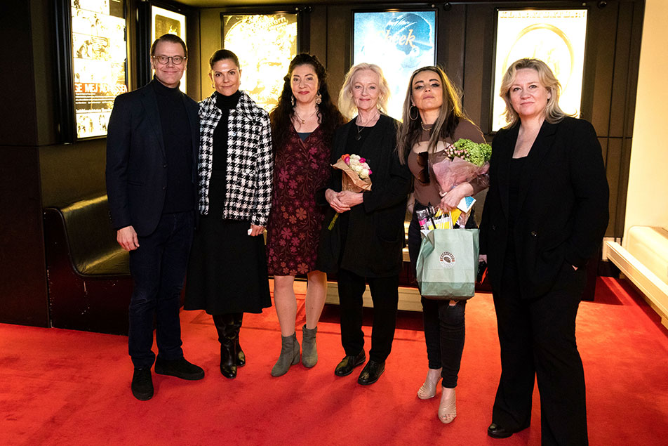 Kronprinsessparet tillsammans med skådespelerskorna Gloria Tapia, Chatarina Larsson och Lo Kauppii, samt teaterchef Maria Sid. 