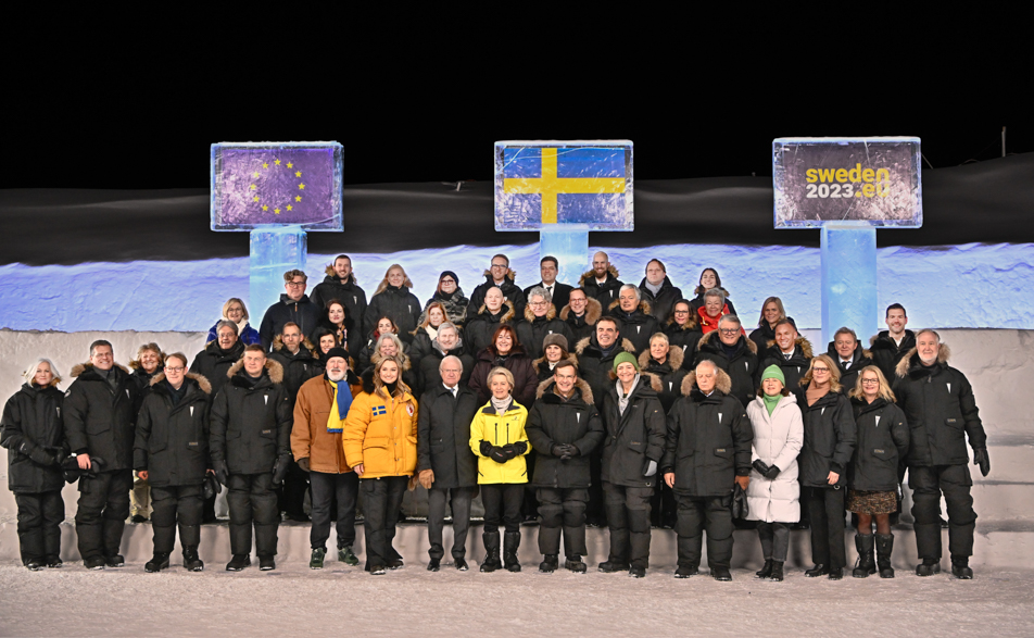 Kungen tillsammans med deltagarna vid EU-ordförandeskapsmötet i Kiruna.