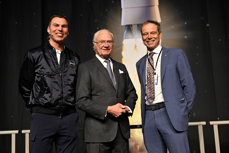 Kungen tillsammans med astronauterna Marcus Wandt och Christer Fuglesang.