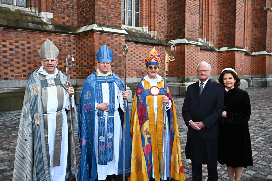 Kungaparet tillsammans med ärkebiskop Martin Modéus och de två nya biskoparna Erik Eckerdal samt Marika Markovits.