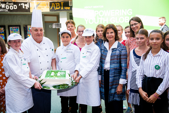 På Geschwister-Scholl-skolan i Konstanz hade eleverna bakat en tårta för att fira 25-årsjubilerande Mentor. 
