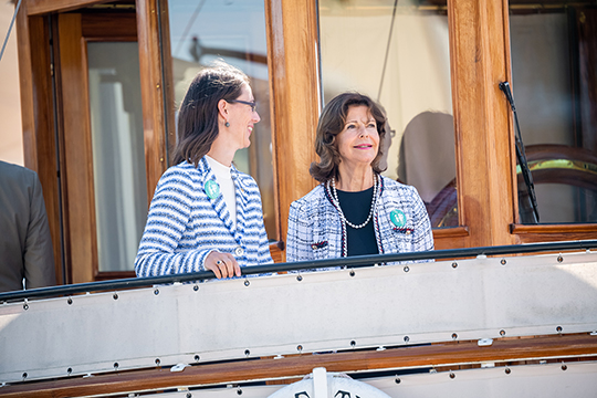 Drottningen och grevinnan Bettina, som är ordförande i Mentor Tyskland, ombord på MS Hohentwil. 