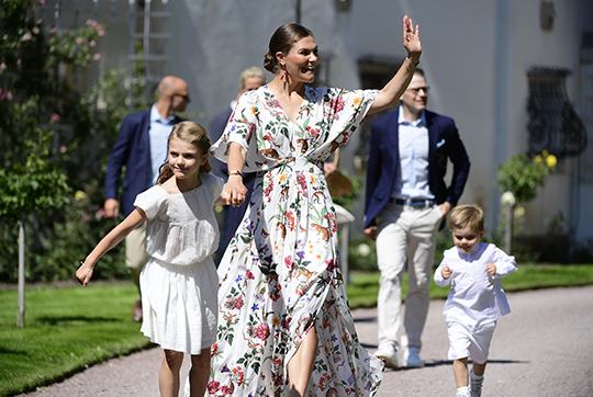 Kronprinsessfamiljen hälsar gratulanterna utanför Sollidens slott.