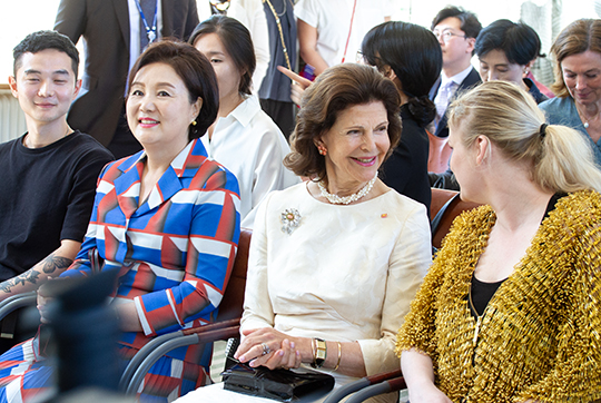 Drottningen och första damen fru Kim Jung-sook närvarar vid prisutdelningen för Korea Sweden Young Design Award. 