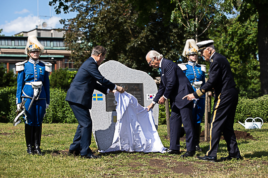 Kungen och presidenten avtäcker ett minnesmärke på Kungl. Djurgården.