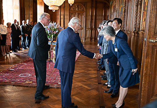 Kungen tar farväl av den koreanska delegationen i Karl XV-salen på Kungliga slottet. 