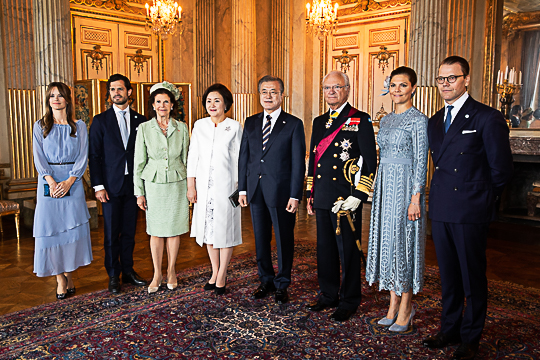 Prinsessan Sofia, Prins Carl Philip, Drottningen, fru Kim Jung-sook, president Moon Jae-in, Kungen, Kronprinsessan och Prins Daniel i Pelarsalen på Kungliga slottet.