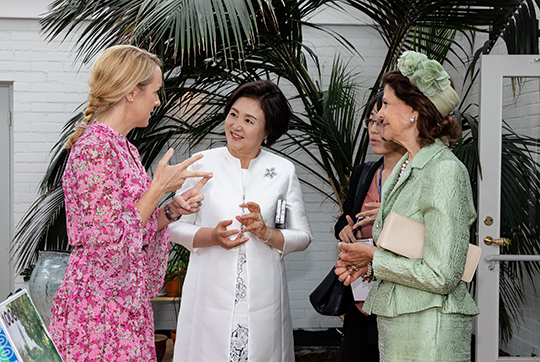 Silviahemmets verksamhetschef Petra Tegman visar runt Drottningen och fru Kim Jung-sook på Silviahemmet. 
