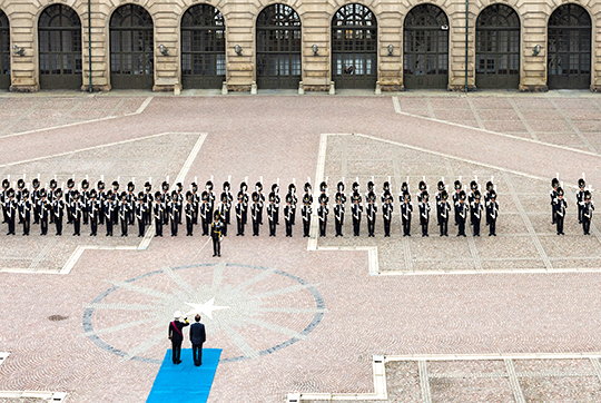 Kungen och presidenten inspekterar Grenadjärkompaniet ur Livgardet vid ceremonin på Inre borggården. 