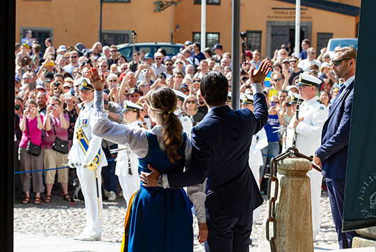 Prinsparet hälsar slottets besökare välkomna till Kungliga slottet. 