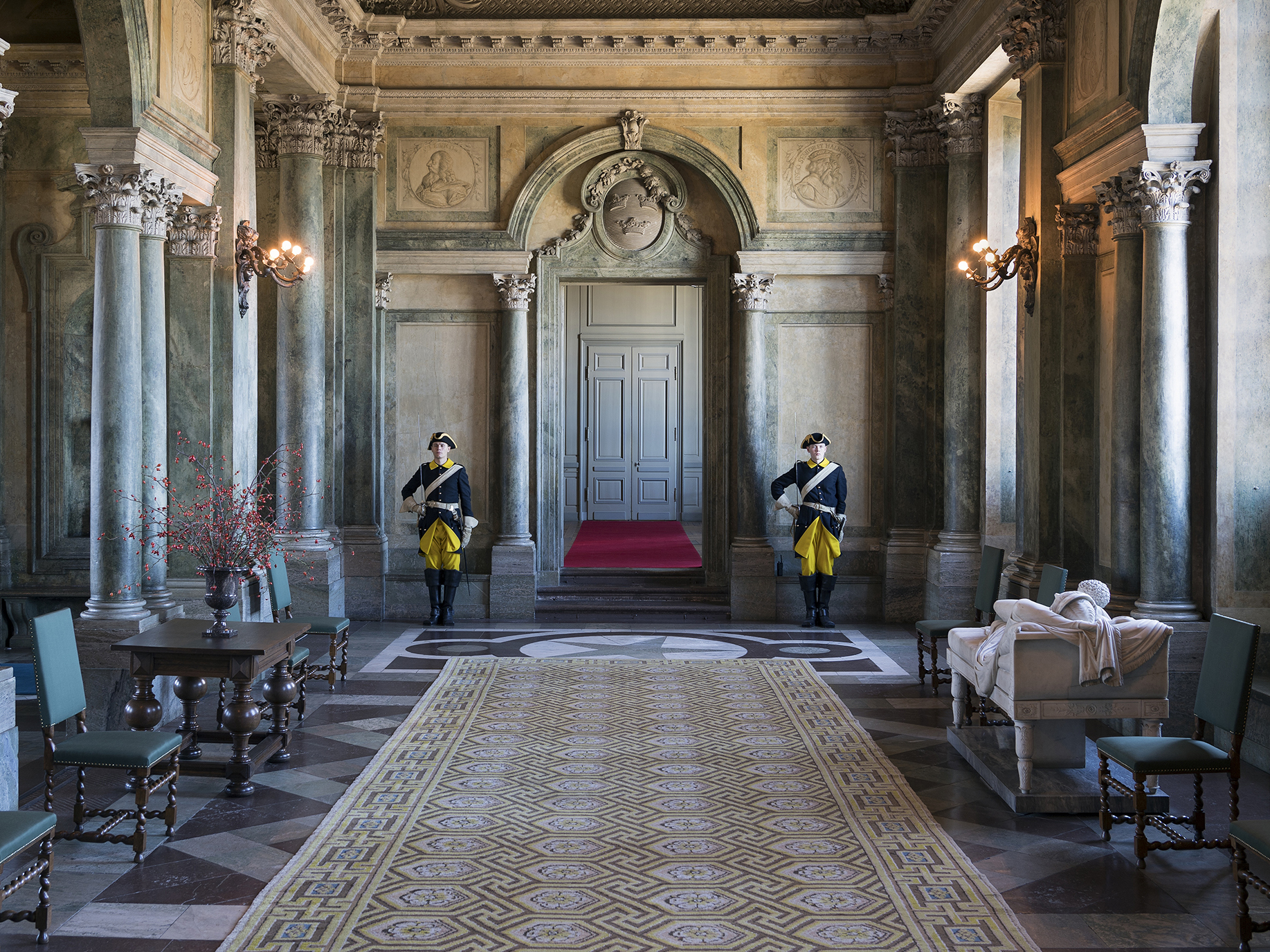 "Karl XII-drabanter" står vakt utanför Kungl. Slottets gästvåning under ett statsbesöks andra och tredje dag. Under första dagen är drabanterna klädda i Karl XI:s drabantuniform. 