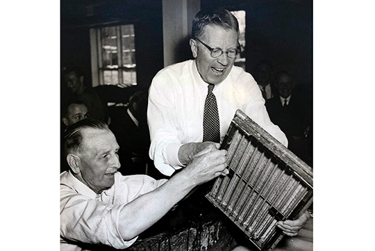 1954 besökte även Gustav VI Adolf Lessebo och provade på papperstillverkning.
