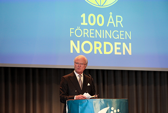 Kungen håller tal vid Föreningen Nordens 100-årsjubileum. 