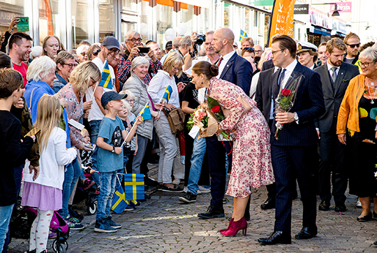 Kronprinsessparet hälsar på allmänheten under besöket i Alingsås. 
