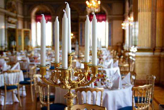 Borden pryddes med brännförgyllda kandelabrar från Karl XIV Johans tid. 