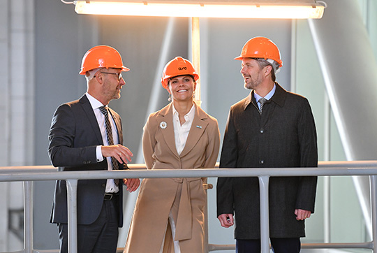 Kronprinsessan och Kronprins Frederik vid besöket på värmekraftverket Amager Bakke.