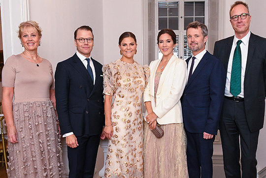 Kronprinsessparet och Kronprinsparet tillsammans med det svenska ambassadörsparet vid mottagningen på residenset. 