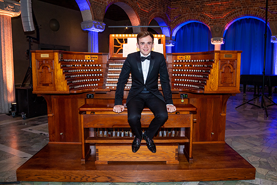 Invigningskonserten hölls i Stockholms stadshus där organisten Thomas Ospital från Frankrike uppträdde. Orgeln i stadshuset är den näst största i Skandinavien med drygt 10 000 pipor och byggdes år 1925. 