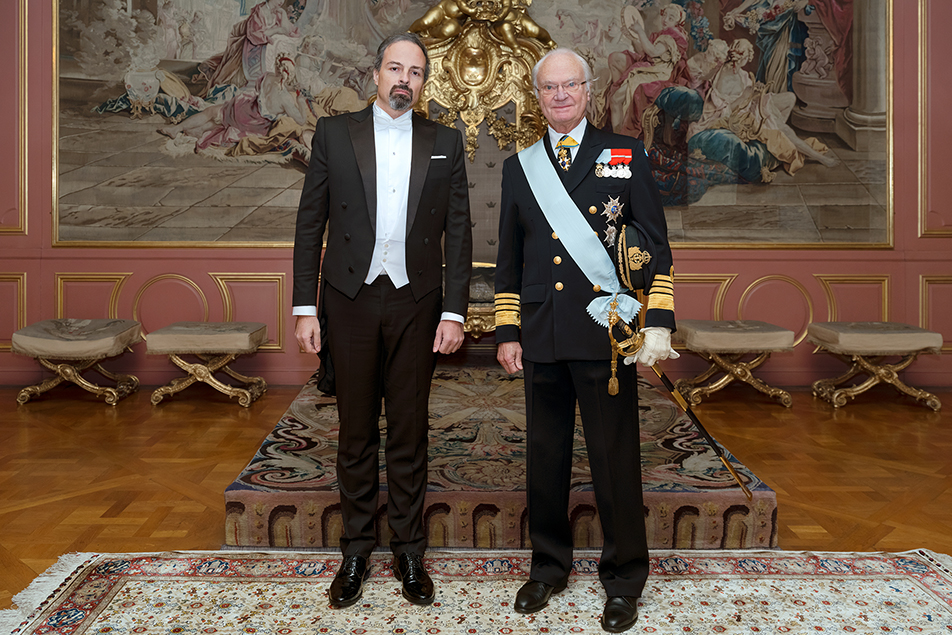 Kungen hälsar Bosnien och Hercegovinas ambassadör Bojan Sosic välkommen till Kungl. Slottet. 